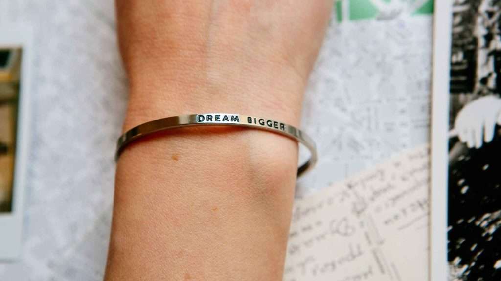 Frase para Grabar en una Pulsera: Personalización y Emoción 3 frase para grabar en una pulsera hierro